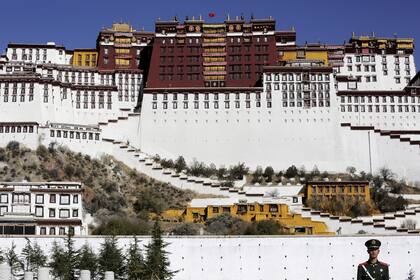Un policía hace guardia frente al Potala Palace, en Lhasa, Región Autónoma del Tibet