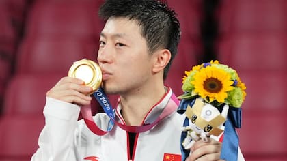 China ha besado más veces el oro en estos Juegos Olímpicos pero Estados Unidos se ha colgado más medallas al cuello.
