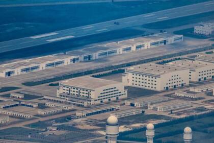 China ha estado construyendo en su mar meridional bases militares en islas artificiales durante la última década, lo cual ha provocado tensiones con sus vecinos.