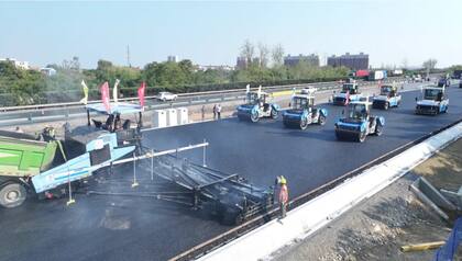 China hizo historia al repavimentar un tramo de 160 km de autopista usando maquinaria autónoma
