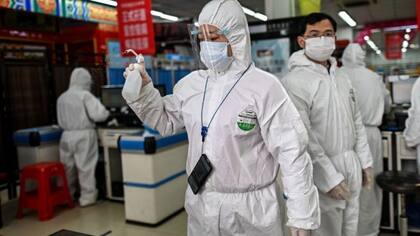 China impuso fuertes restricciones en Wuhan para detener el virus.
