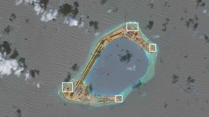 China instala lanzamisiles en islas artificiales creadas en su mar