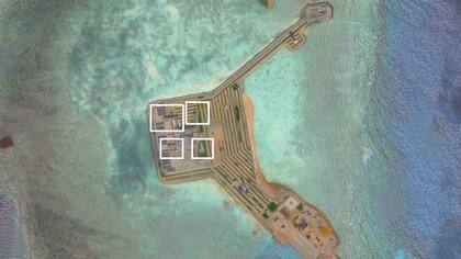 China instala lanzamisiles en islas artificiales creadas en su mar