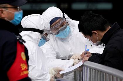 China intensificó hoy las medidas para contener la epidemia de coronavirus