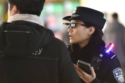 China: la Policía usa gafas de sol inteligentes para identificar ladrones