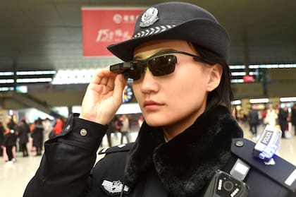 China: la Policía usa gafas de sol inteligentes para identificar ladrones