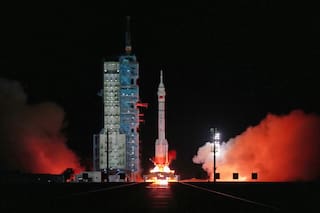 China lanza la nave espacial Shenzhou-2 tripulada por tres astronautas y cuatro ratones