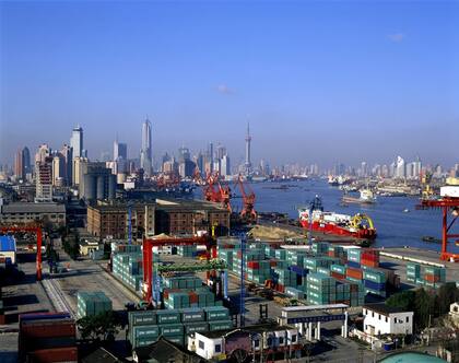 El puerto de Shangai, en China, el primer exportador mundial
