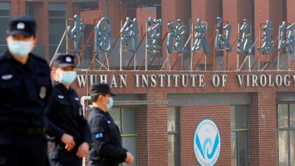 China rechaza cualquier vínculo entre la pandemia y el Instituto de Virología de Wuhan.