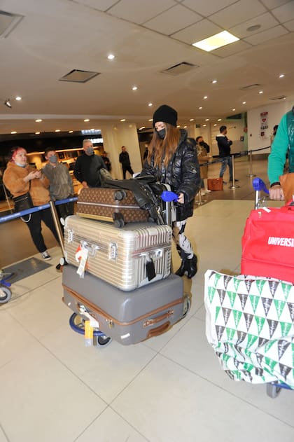 China Suárez, abrigada y llena de valijas, regresó de España