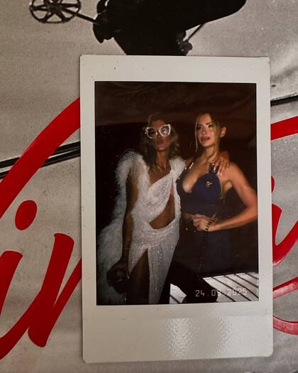 China Suárez se sacó una polaroid de recuerdo con Mery en el photo opportunity.