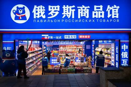 China tiene estrechos vínculos económicos con Rusia, como puede verse en esta tienda de productos rusos en el municipio chino de Chongqing.