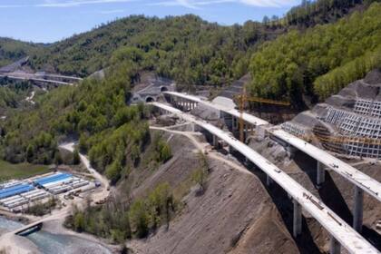 China tiene fuertes inversiones en infraestructura en la zona, como esta carretera en Montenegro