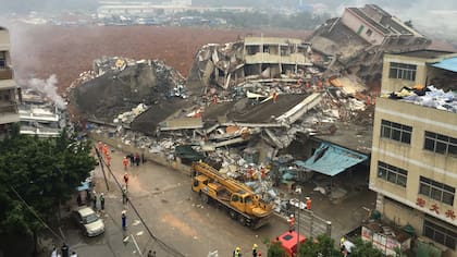 China: un deslizamiento de tierra provoca el derrumbe de 22 edificios