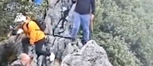 Cayó de un acantilado a 40 metros de altura mientras intentaba sacarse una selfie