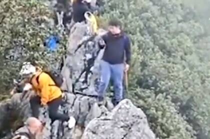 China: un turista cayó de un acantilado a 40 metros de altura mientras intentaba sacarse una selfie