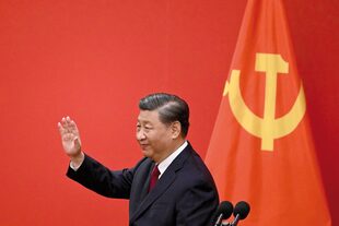 Xi Jinping saluda tras su reelección durante el reciente Congreso del PC chino