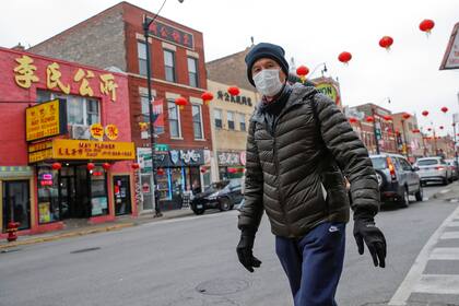 Tras la expansión del virus, hasta en la zona de ChinaTown, en Chicago, se ve gente con protección en las vías aéreas