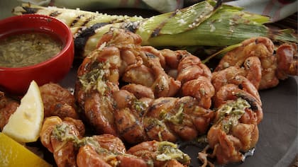 Chinchulines trenzados, parte del elenco de la parrilla para el asado del domingo