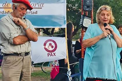 Chinda Brandolino y Mariano Arriaga, de Médicos por la Verdad, en Capilla del Monte