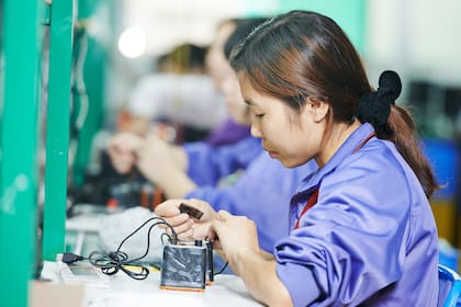 Una trabajadora joven en una fábrica en China