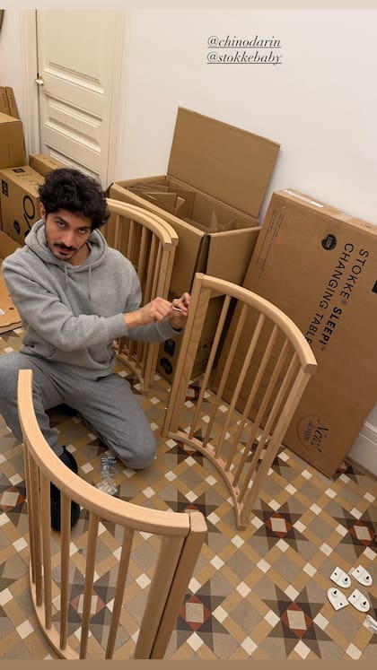 Chino Darín mientras prepara la cuna para su bebé