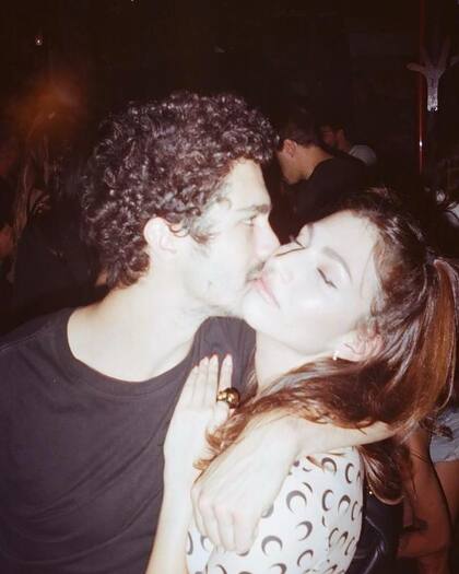 Chino Darín posa junto a su novia, la actriz Úrsula Corberó