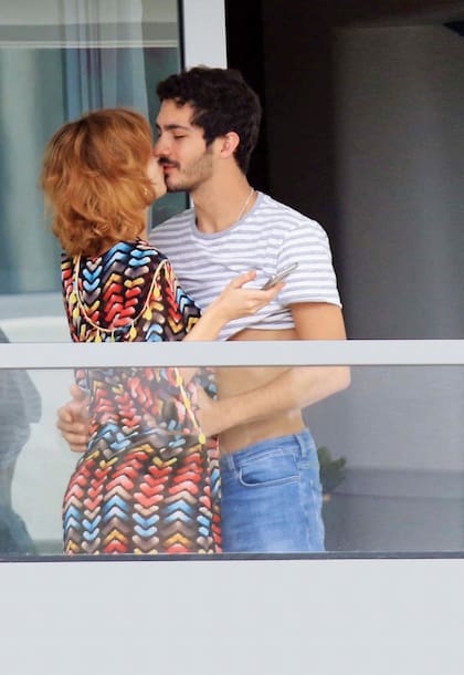 Chino y Úrsula, sorprendidos por los paparazzi durante un viaje a Miami donde celebraron su primer aniversario.