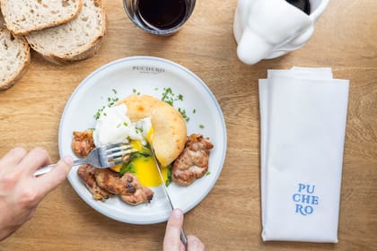Chipá relleno con mollejas crocantes y huevo pochado, una de las versiones de esta achura en Puchero