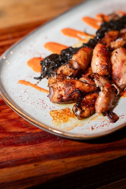 Chipirones a las brasas con vinagreta de morrones