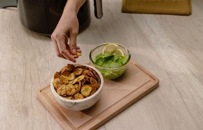 Chips de banana suelen estar fritos