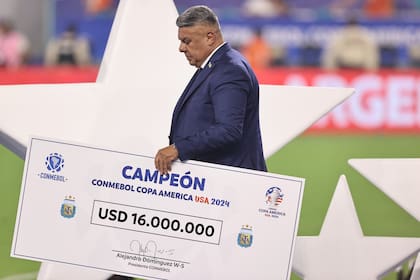 Chiqui Tapia con el cheque de la Copa América en 2024