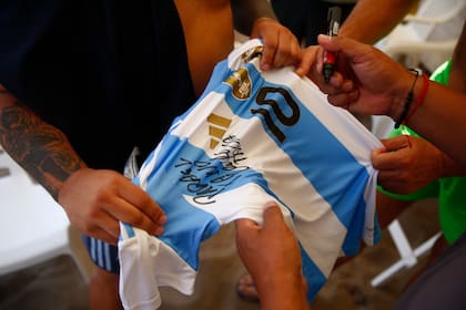 Chiqui Tapia de vacaciones en el Balneario 12 de punta Mogotes, firmó camisetas y dedicó autógrafos a los más chicos