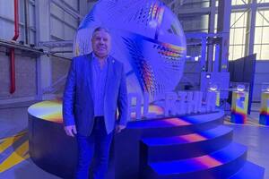 Chiqui Tapia, en Ezeiza, durante la presentación del avión que trasladará a la selección nacional a Qatar