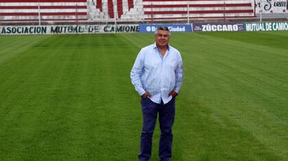 Chiqui Tapia en la cancha de Barracas Central