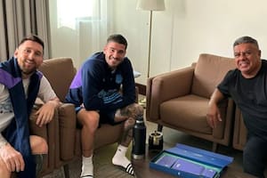 Chiqui Tapia junto a Messi y De Paul, en la previa a la final del domingo ante Francia