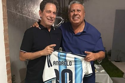 Chiqui Tapia le regaló la camiseta de la Selección a Calamaro con el "Andrelo" en la espalda
