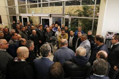 Chiqui Tapia llegó al país y fue recibido por dirigentes de Primera y el Ascenso que se acercaron a mostrar su apoyo