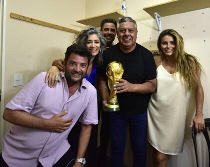 Chiqui Tapia, titular de la AFA, llevó a una de las funciones de El divorcio, la Copa del Mundo ganada por la Selección Nacional