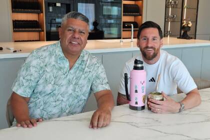 Chiqui Tapia y otra foto junto a Messi, en su casa de Rosario