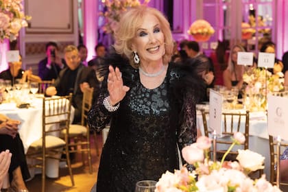 Chiquita, una estrella que siempre apoya las campañas de Fundaleu, con un diseño de Iara en encaje bordado con lentejuelas