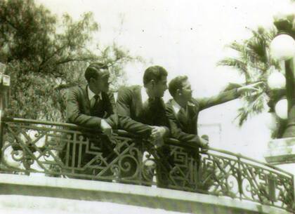 Chiquito Reyes con Alberto Olmedo y Borla, un amigo en común en el club donde practicaban gimnasia plástica
