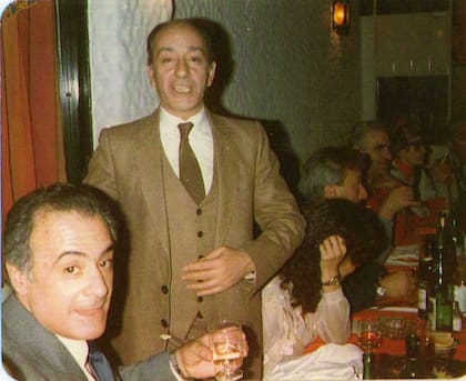 Chiquito Reyes en el cumpleaños 50 de Alberto Olmedo. A pesar de no formar parte del ambiente artístico, el humorista lo integraba a todas sus reuniones sociales