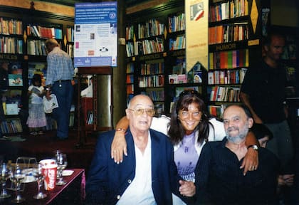 Chiquito Reyes escribió Rosarigasinos, libro que contó con la aprobación del ilustre Roberto Fontanarrosa, aquí junto a Esther, esposa de Reyes