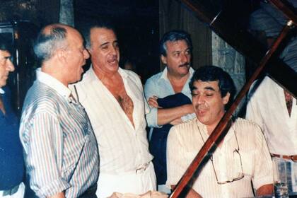 Chiquito Reyes junto a Alberto Olmedo, Alberto Cortez y Rogelio Roldán, el amigo marplatense, dueño de una funeraria, que el actor también convirtió en un personaje de sus ciclos televisivos