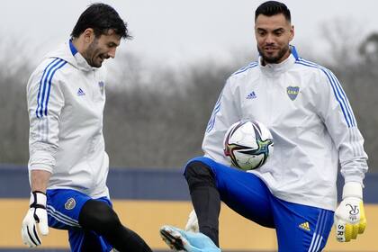 Chiquito Romero con Javier García, en el primer entrenamiento del exarquero de la selección con los colores de Boca