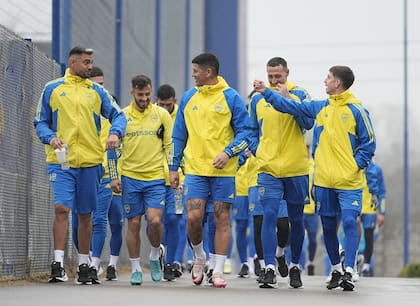 Chiquito Romero, Marcos Rojo, Cristian Lema y Tomás Belmonte, en la primera fila camino a un entrenamiento de Boca
