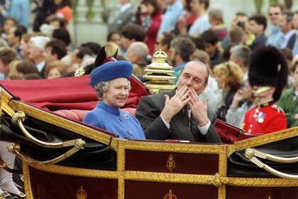 Chirac y la reina Isabel II en 1996, en Londres