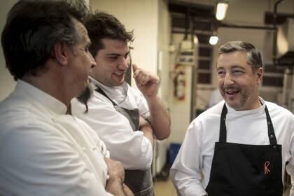 Chistian Petersen con Ezequiel Mendonça y Joan Roca en la cocina de La Rural