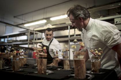 Chistian Petersen con Joan Roca en la cocina de La Rural